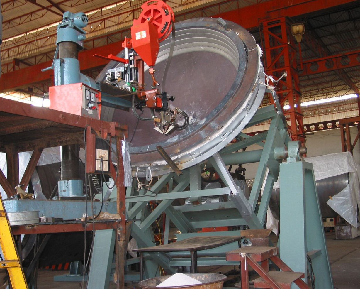 Strip cladding on a dish end