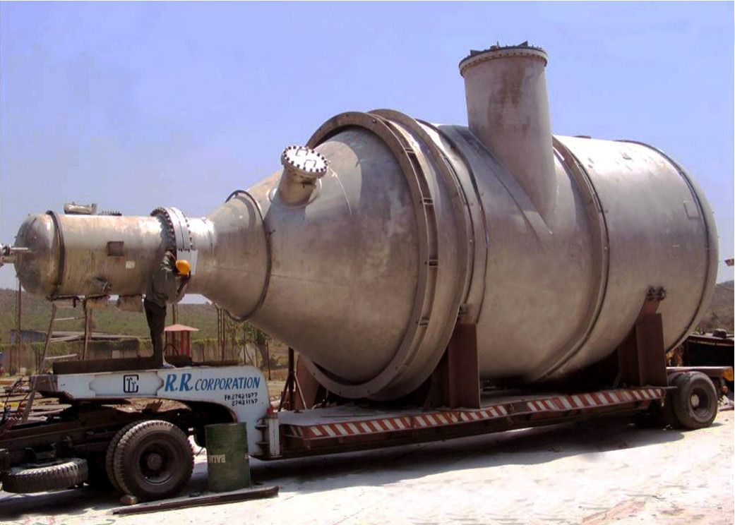 Large vacuum separator vessel on a heavy-haul trailer